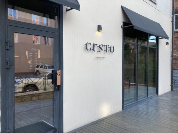 ウラジオストクのグム百貨店の中庭にあるイタリア料理GUSTO