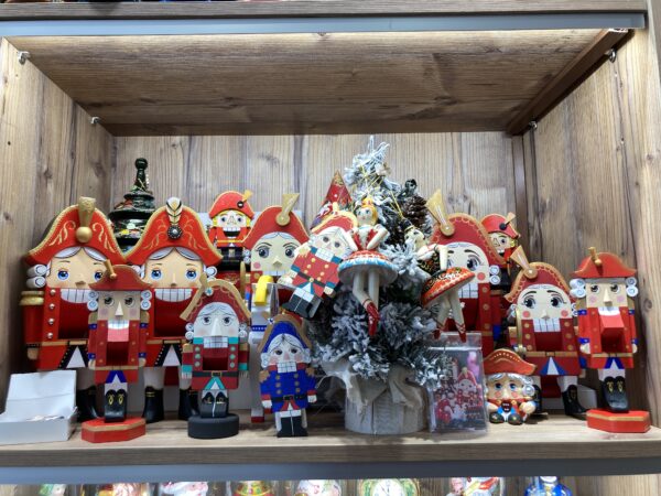 ウラジオストクにあるお土産屋さんルースカヤ・ゴルニツァのくるみ人形