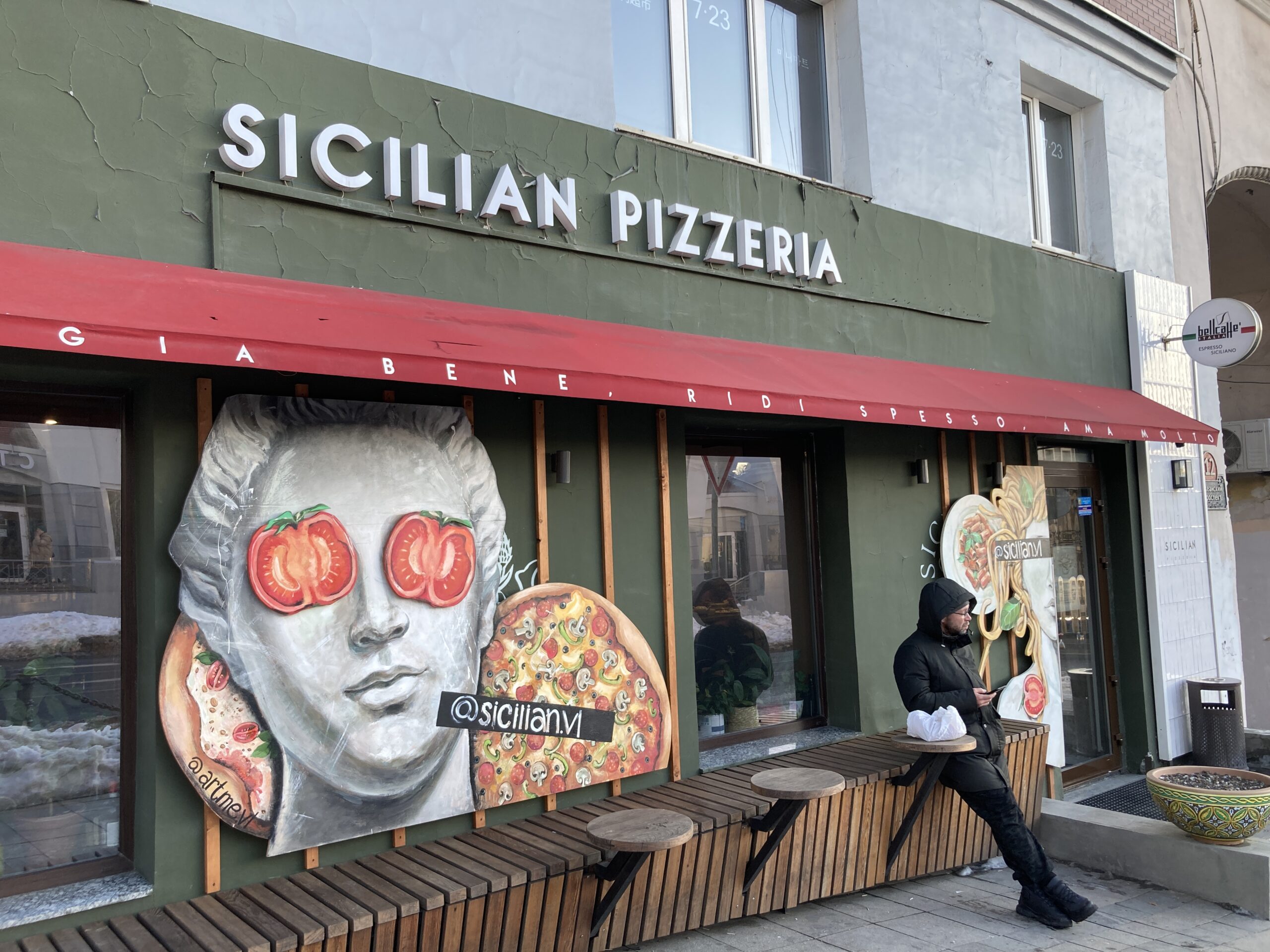 ウラジオストクのピザ屋「SICILIAN PIZZERIA」の外観